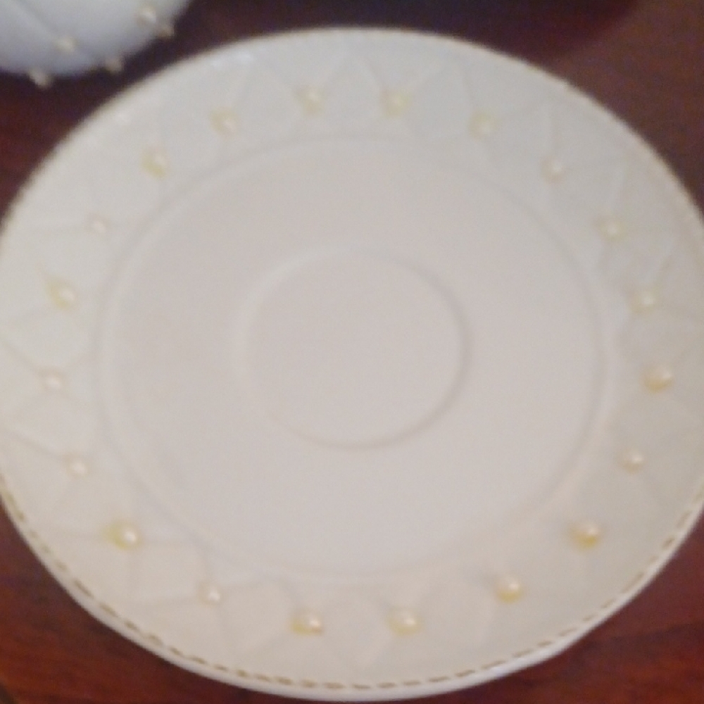KF Porcelean Elegant White Teacup and Saucer Set Of 4 Servings. - Picture 4 of 6